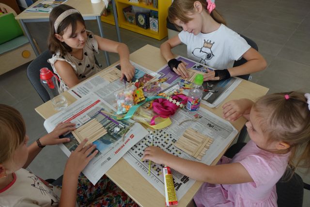 dzieci układają domki z patyczków