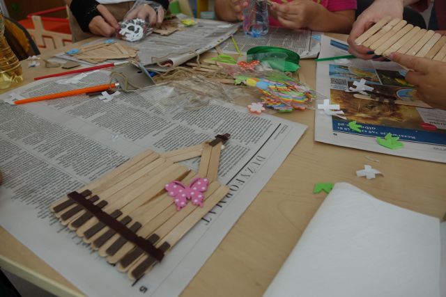 domek zrobiony z patyczków