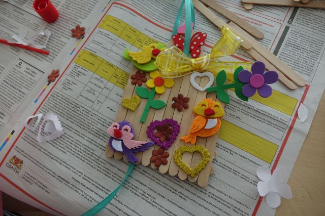 domek z patyczków wyklejony ozdobami z materiału