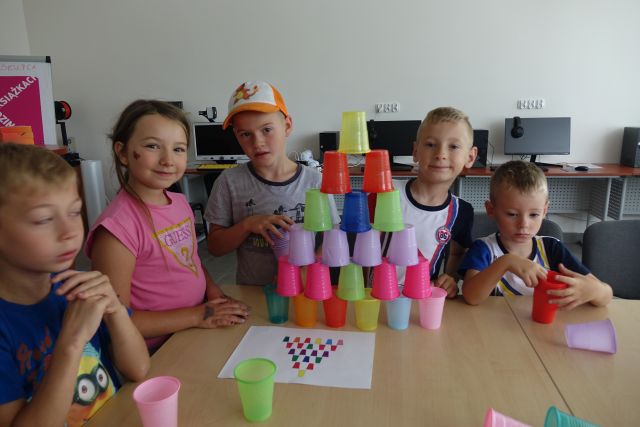 dzieci kodują przy pomocy kolorowych kubeczków, powstała kolorowa piramida
