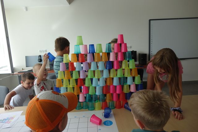 dzieci kodują przy pomocy kolorowych kubeczków, powstała kolorowa piramida