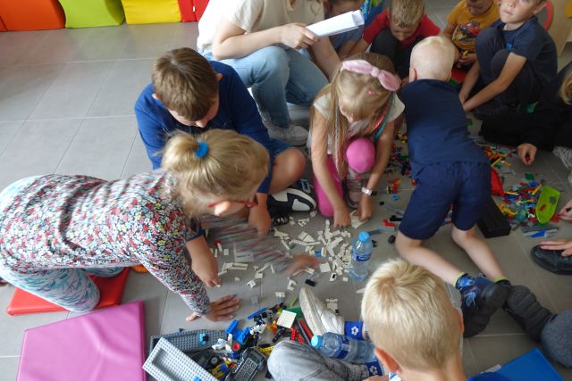 dzieci układają z klocków LEGO