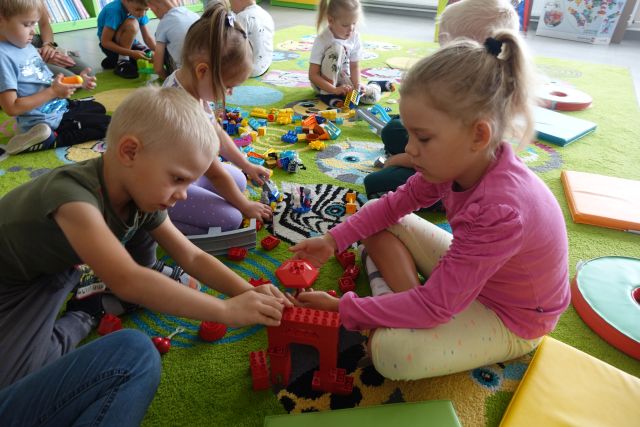 dzieci układają z klocków LEGO