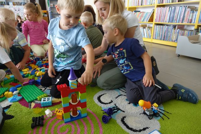 dzieci układają z klocków LEGO