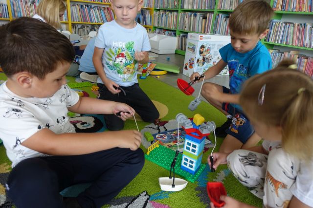 budowla złożone przez dzieci z klocków LEGO