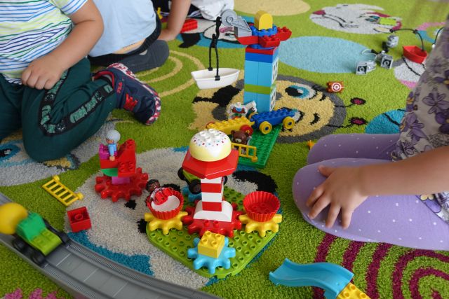 budowla złożone z klocków LEGO przez dzieci