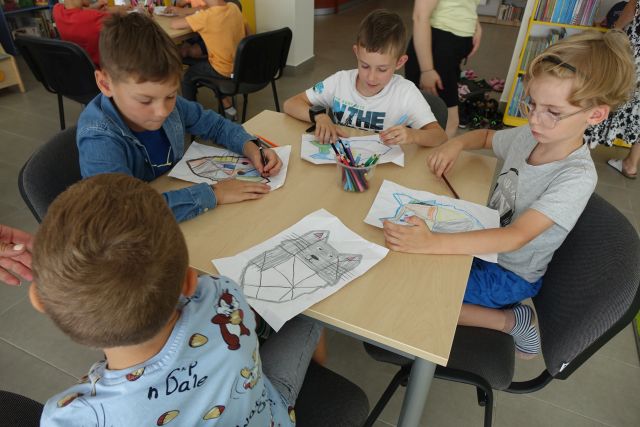 dzieci kolorują tygrysy