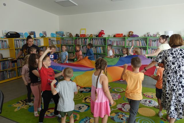 dzieci bawią się kolorową chustą animacyjną