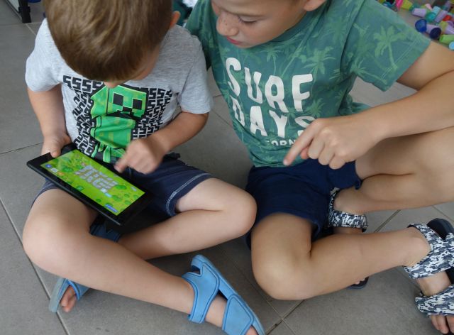 chłopcy grają na tabletach