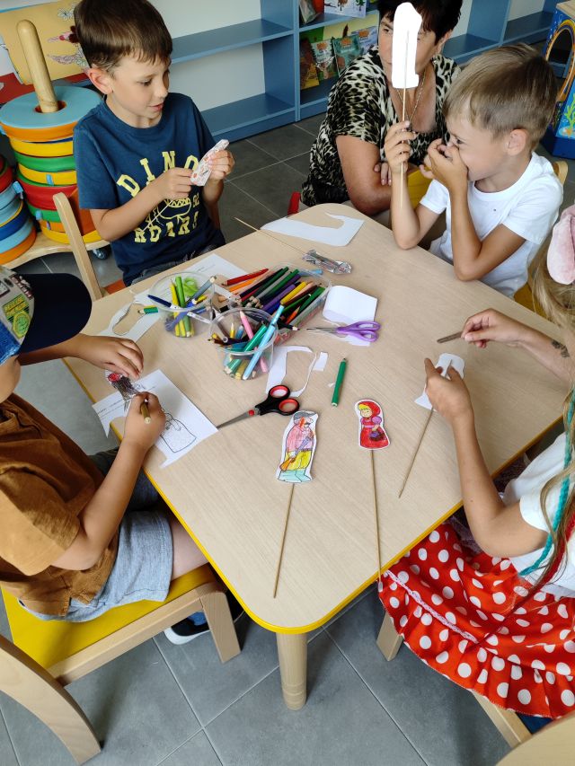 dzieci kolorują kolorowanki z czerwonym kapturkiem