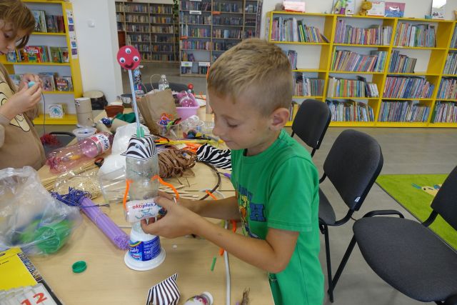 dzieci robią zabawki z materiałów recyklingowych