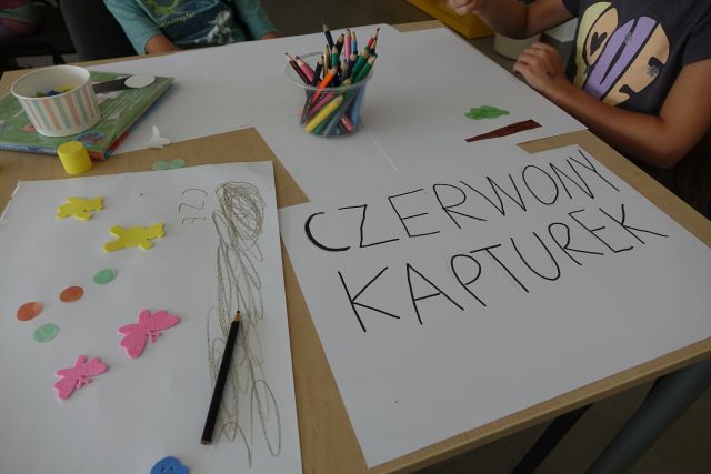 kartki z ilustracjami i napisami wykonanymi przez dzieci