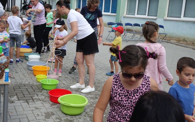 dzieci i dorośli robią bańki mydlane