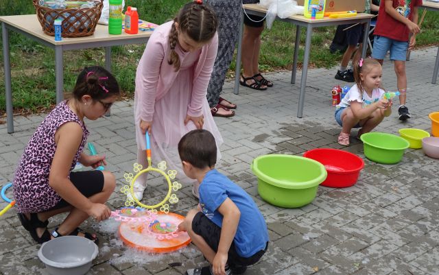 dzieci robią bańki mydlane