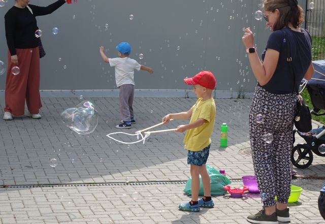 dzieci robią bańki mydlane