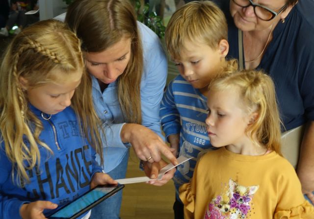 2 kobiety i 3 dzieci rozwiązują zadanie