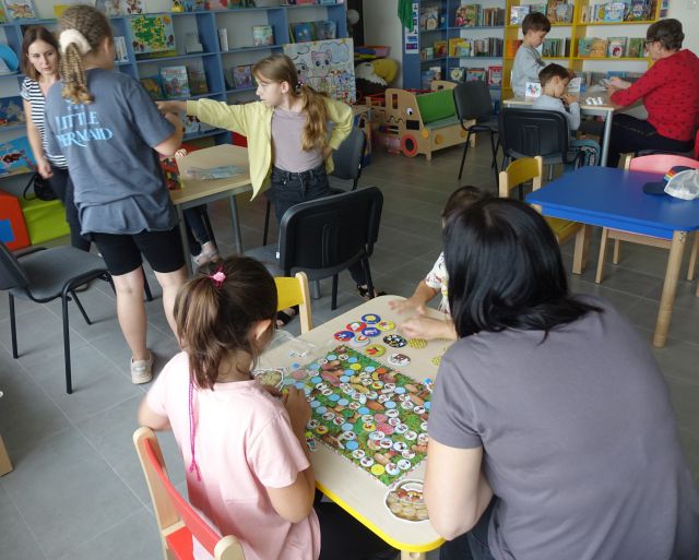 dzieci i rodzice grają w gry planszowe