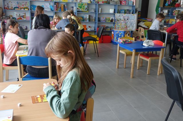 dzieci i rodzice grają w gry planszowe