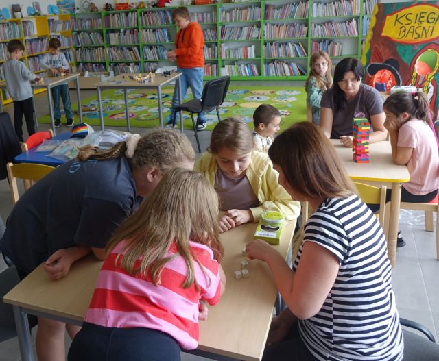 dzieci i rodzice grają w gry planszowe