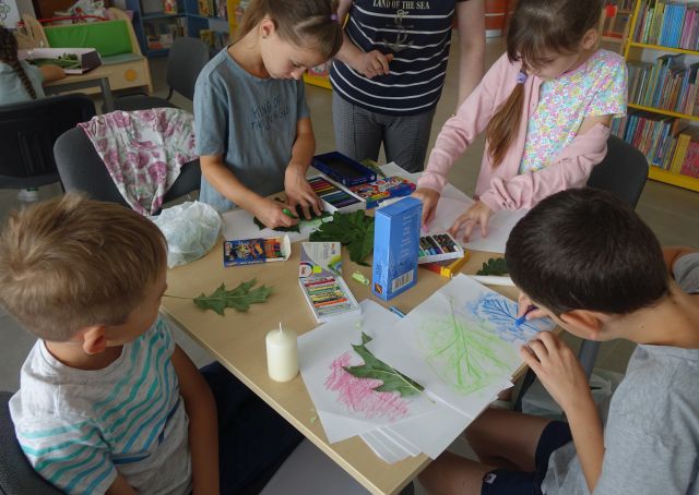 dzieci malują na kartkach