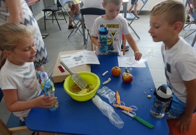 dzieci kroją jabłka