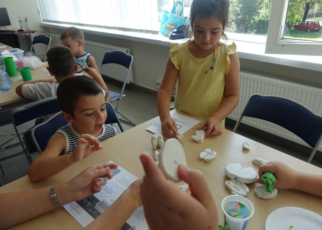 dzieci malują na masie solnej