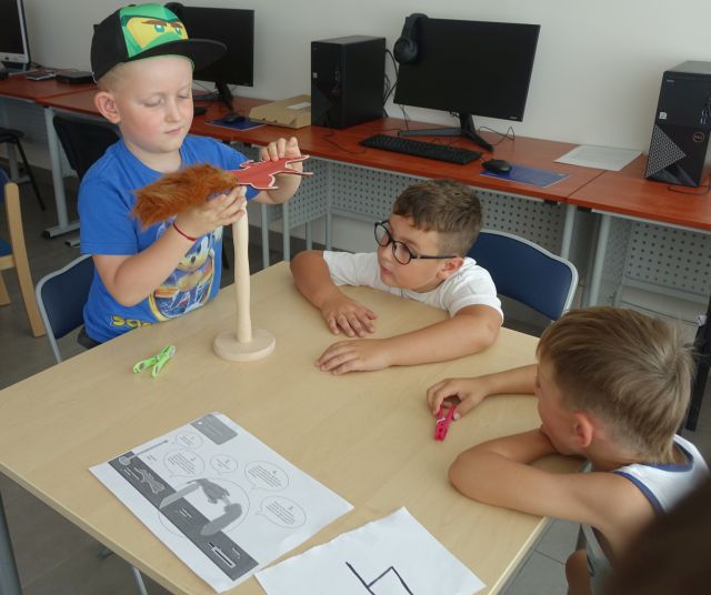 dzieci nakłądają kitę lisa na patyk