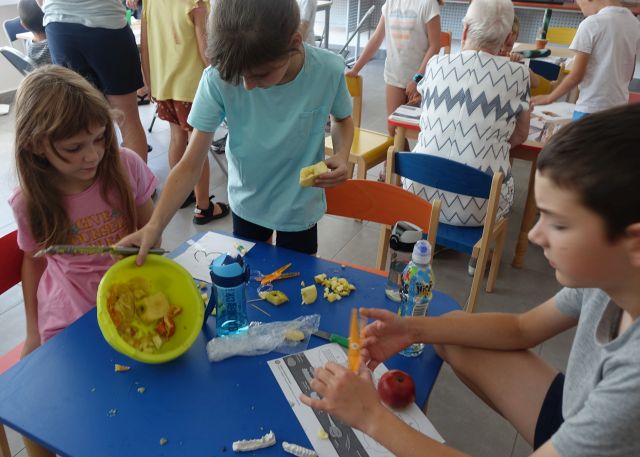 dzieci wykonują figurki z owoców