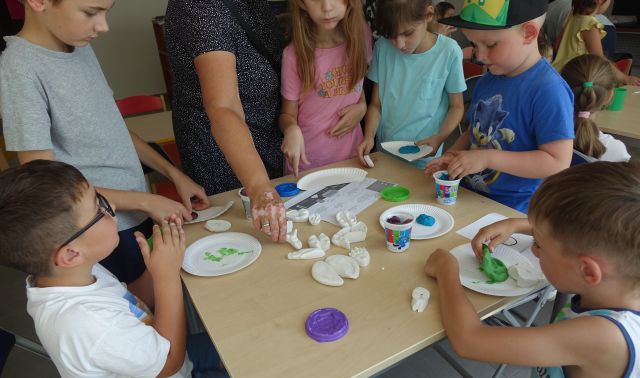 dzieci malują figurki z masy solnej