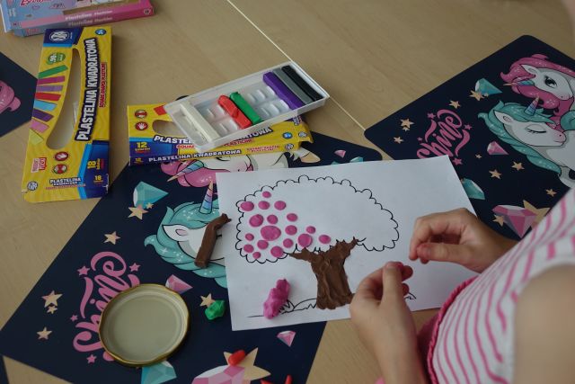 dzieci wyklejają plasteliną drzewa