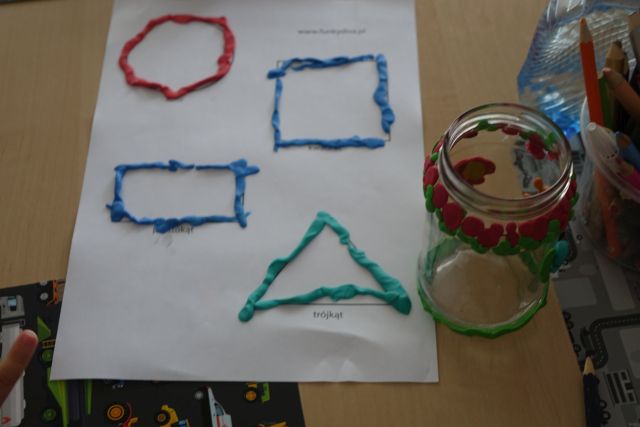 na kartce papieru wyklejone figury geometryczne