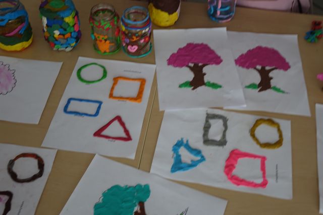 ilustracje wyklejone przez dzieci plasteliną