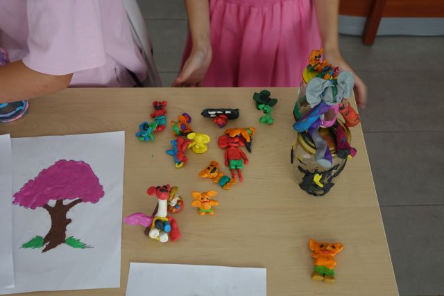 plastusie i inne stworzonka zrobione z plasteliny