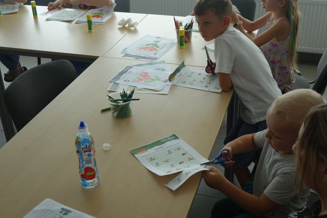 dzieci malują na kartkach