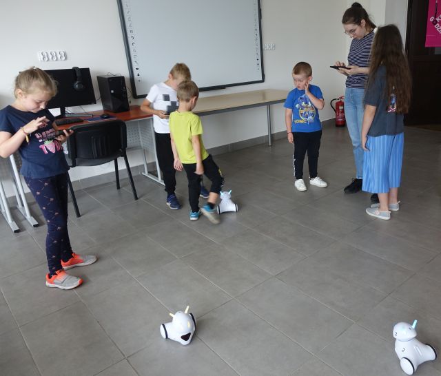 dzieci sterują robotami Photon przy pomocy tabletów