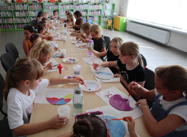 dzieci malują na szablonachh pająki