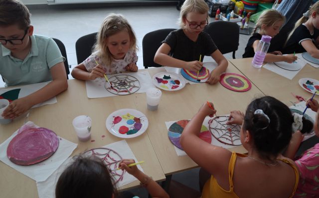 dzieci malują witraże na papierowych talerzykach