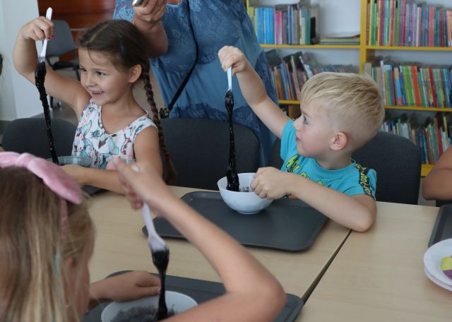 dzieci robią czarne slimy