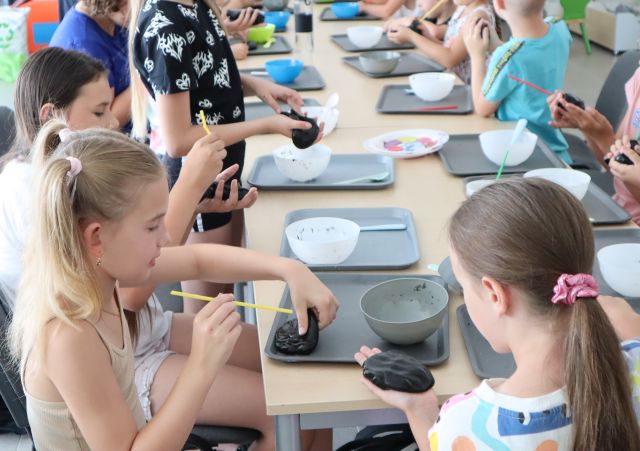 dzieci robią czarne slimy