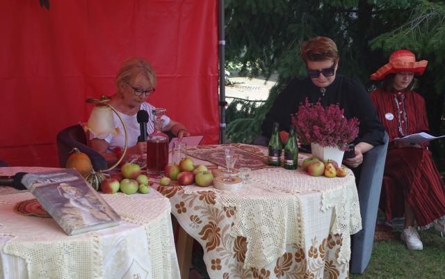kobieta w czarnej sukience i aktorka czytające