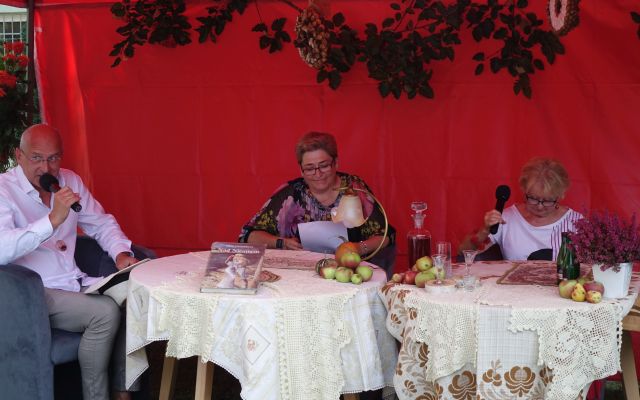 czytają mężczyzna w kapeluszu i dwie kobiety