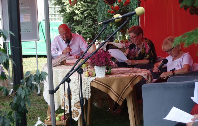 czyta mężczyzna w kapeluszu i kobieta