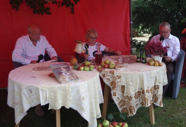 czyta dwóch mężczyzn i kobieta