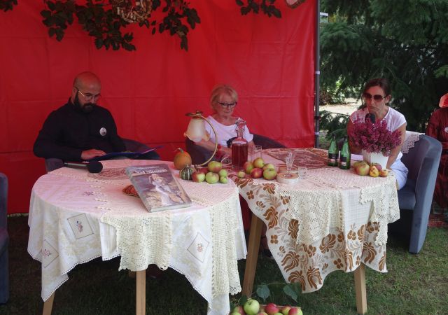 czytają dwie kobiety i mężczyzna