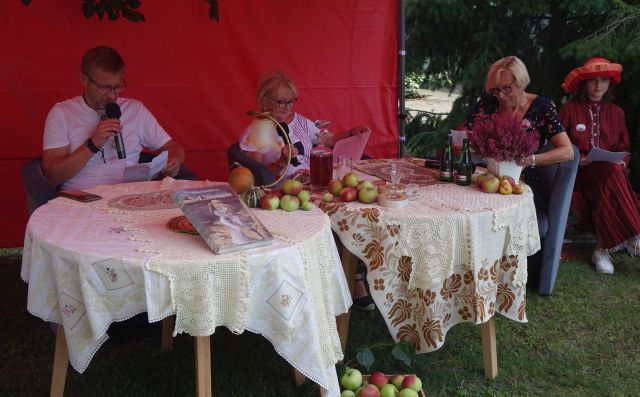 czytają dwie kobiety i mężczyzna