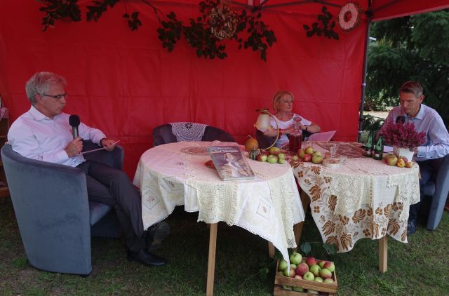 czyta dwóch mężczyzn i kobieta