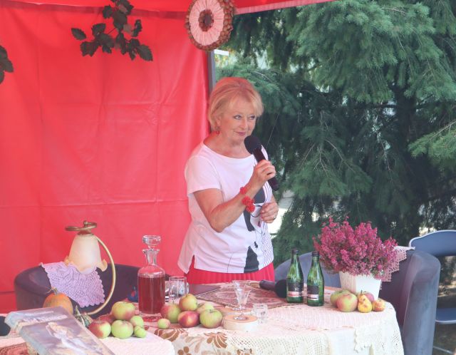 aktorka przemawia przez mikrofon