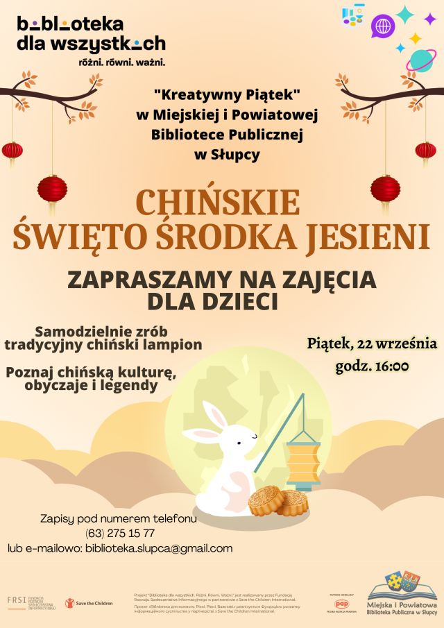 na pomarańczowym tle w prawym i lewym górnym rogu gałązki z lampionami, u dołu plakatu na środku królik z lampionem, tekst z zaproszeniem na zajęcia