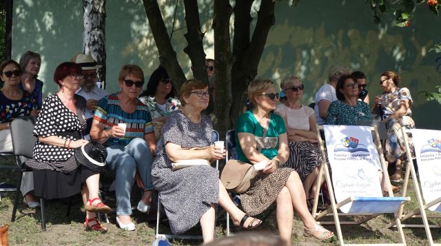 publiczność siedząca na krzesłach zgromadzona na Narodowym Czytaniu