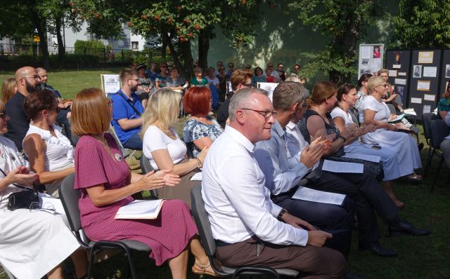 siedząca na krzesłąch publiczność zgromadzona na Narodowym Czytaniu
